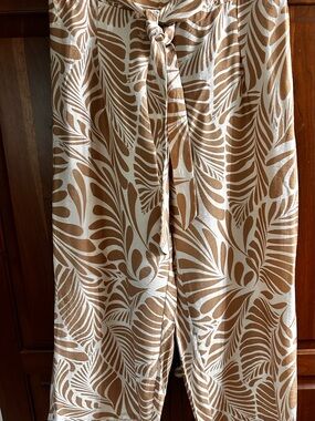 Wide Leg Palm-Print capri Pants in Tan & White